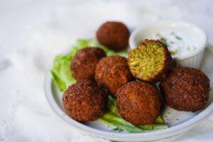 Mini falafels with yogurt sauce